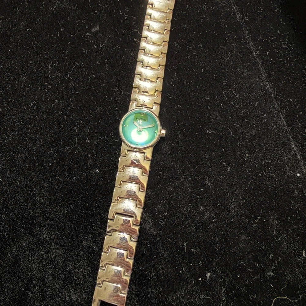 Fossil Stainless Steel Bracelet Watch – Iridescent Green Dial with Domed Crystal